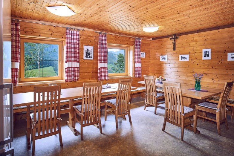 Aufenthaltsraum mit großen Tischen